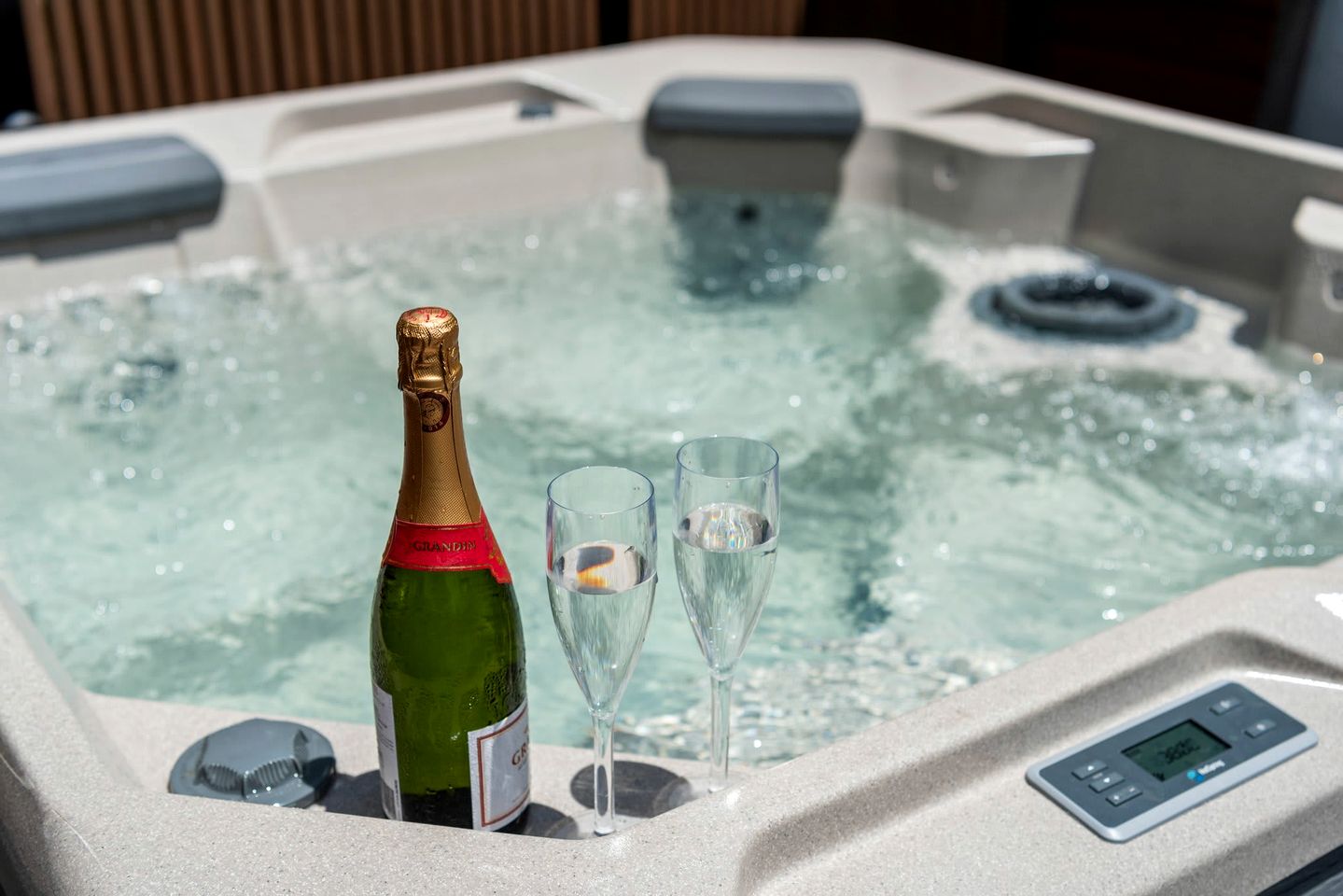 Luxury Scandi-Japanese Retreat with Private Spa near Ravensbourne National Park, Crows Nest QLD