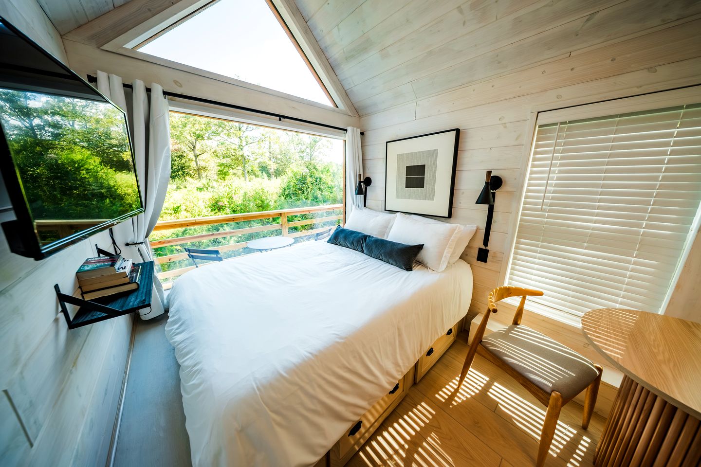 Secluded Tiny Home with Hot Tub, Sauna & Fire Pit near Lake Livingston in Coldspring, Texas