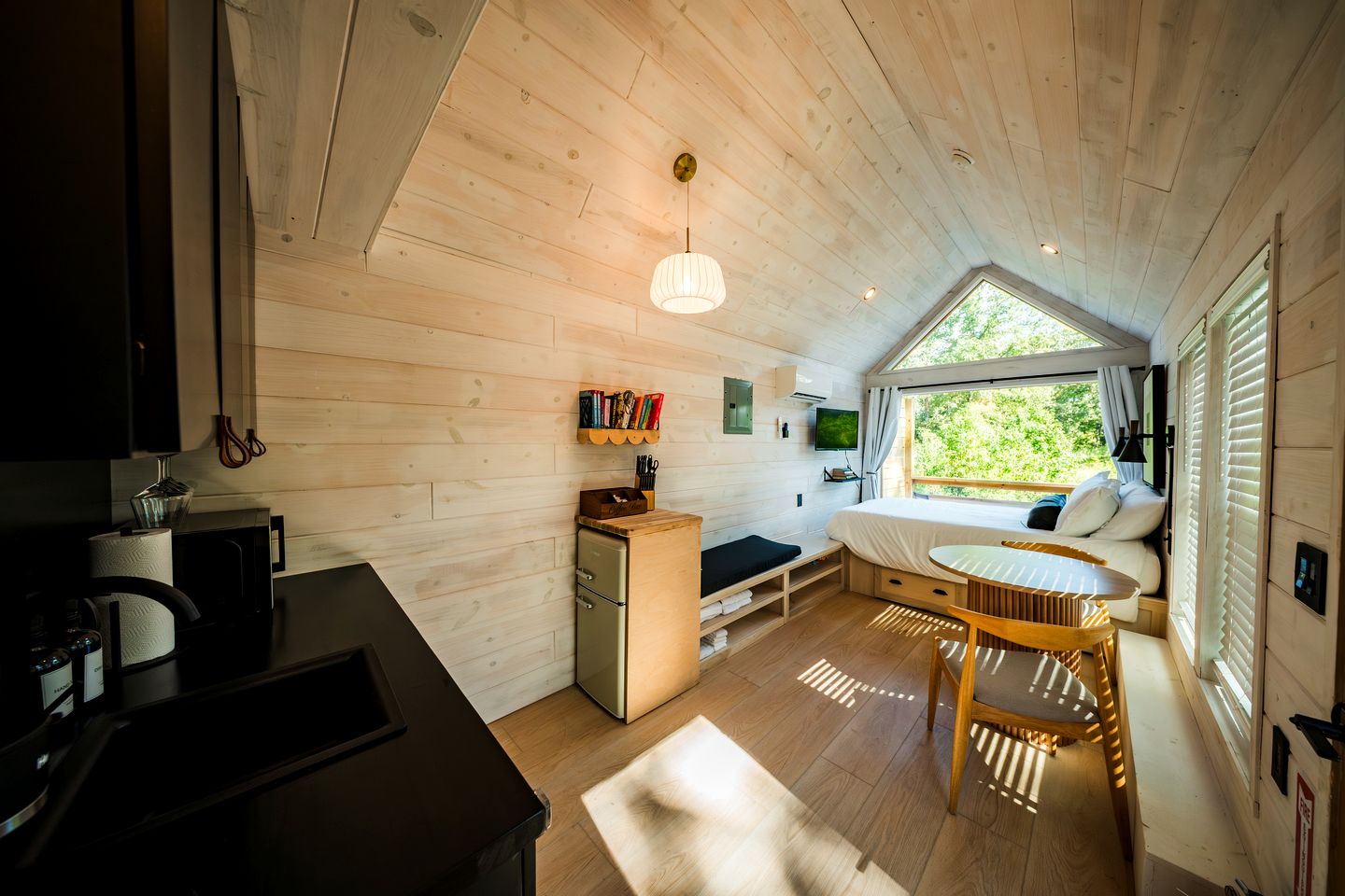 Secluded Tiny Home with Hot Tub, Sauna & Fire Pit near Lake Livingston in Coldspring, Texas