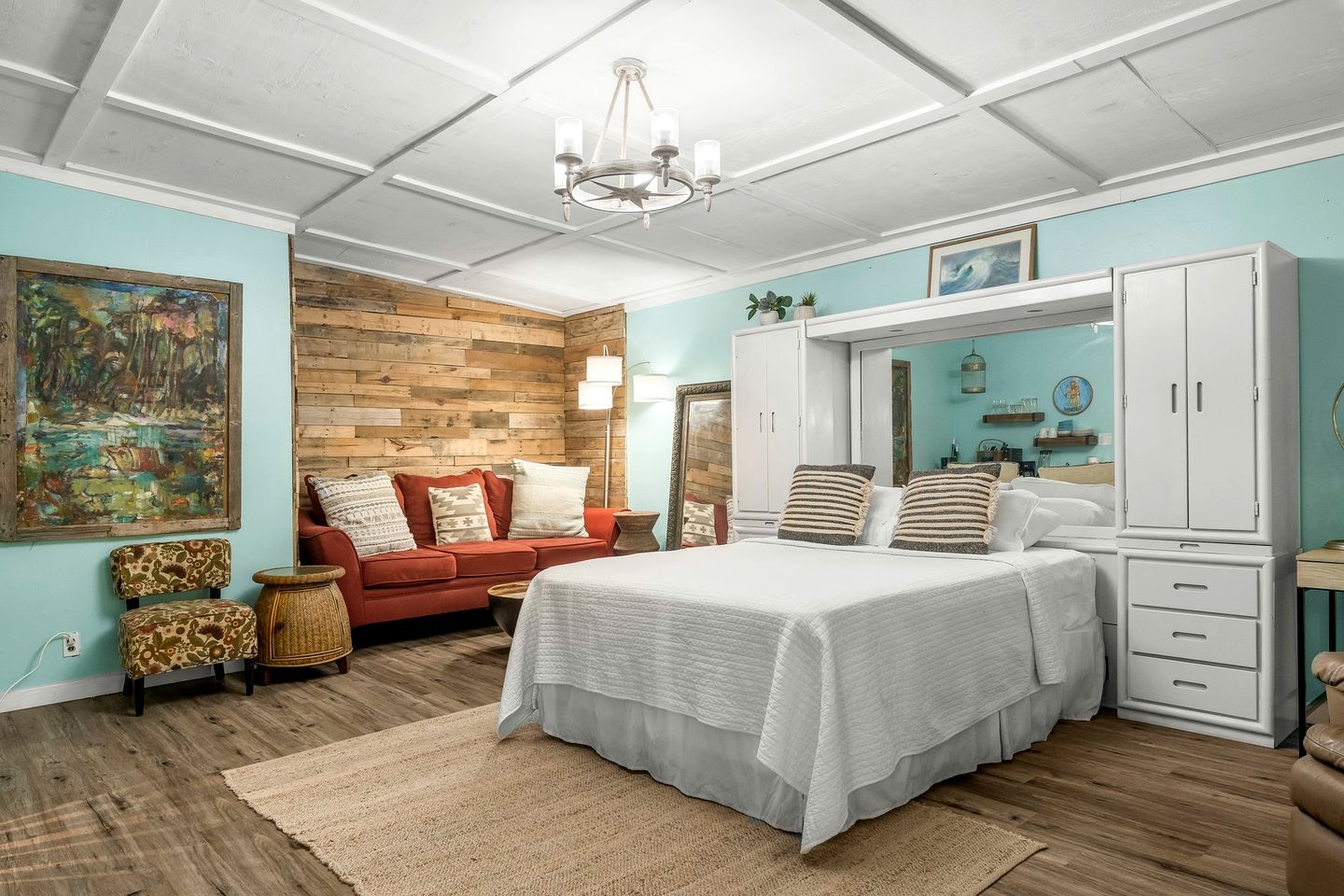 Charming Cottage Nestled Amidst Trees Close to Beach in Panama City Beach, Florida