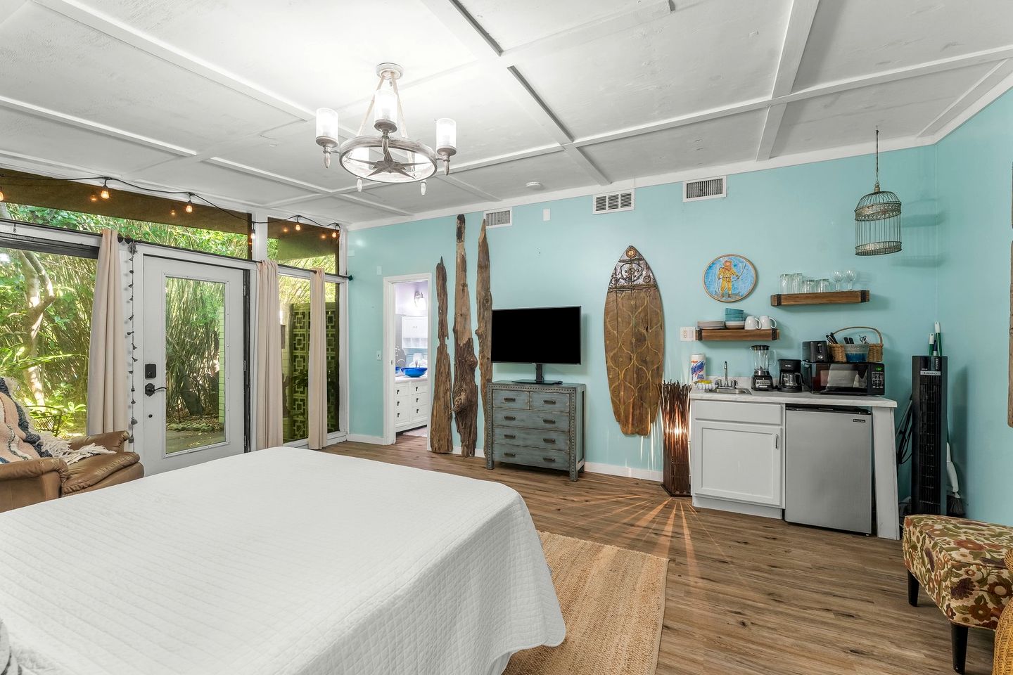 Charming Cottage Nestled Amidst Trees Close to Beach in Panama City Beach, Florida
