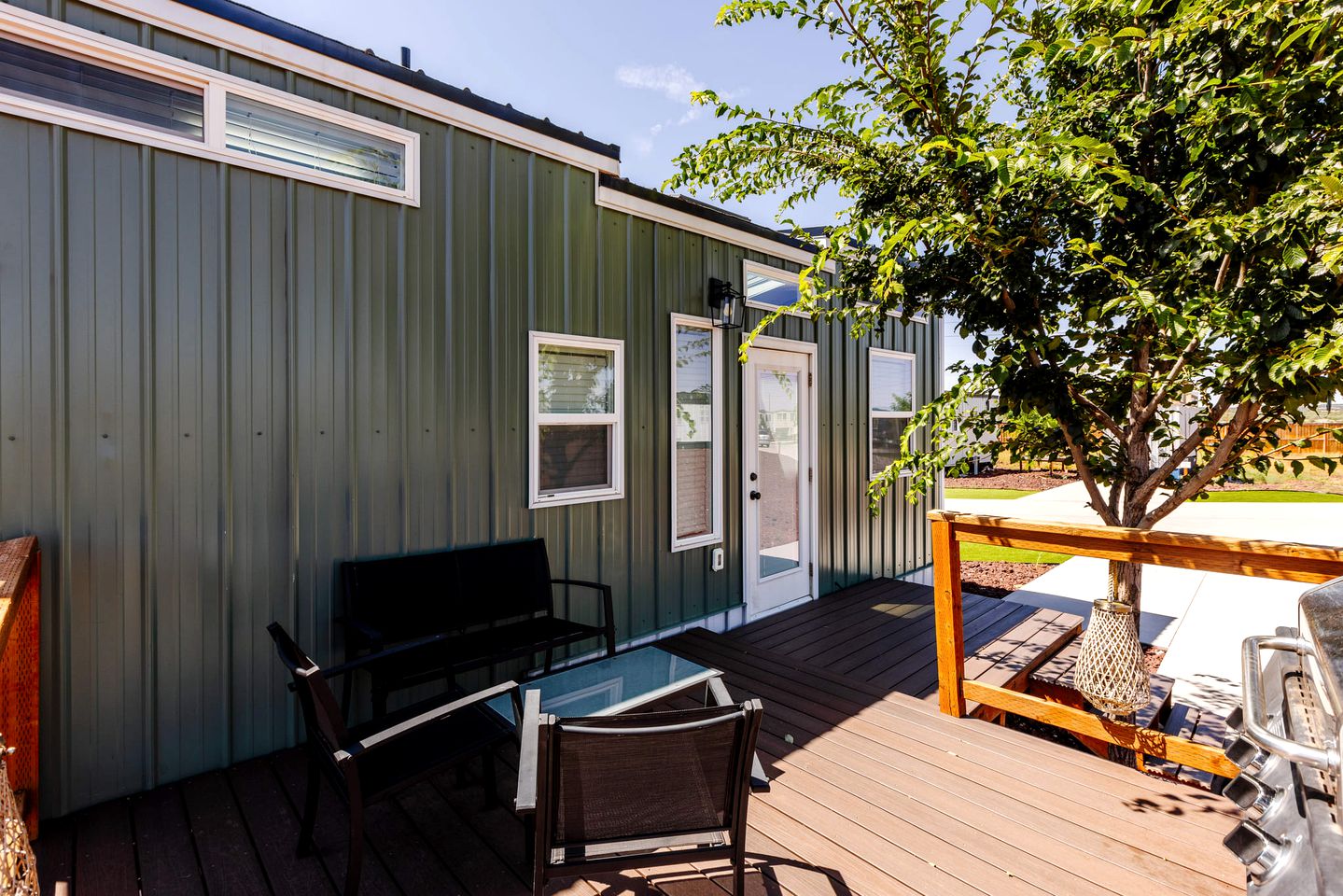 Apple Valley Oasis: Fully Equipped Modern Tiny House Escape