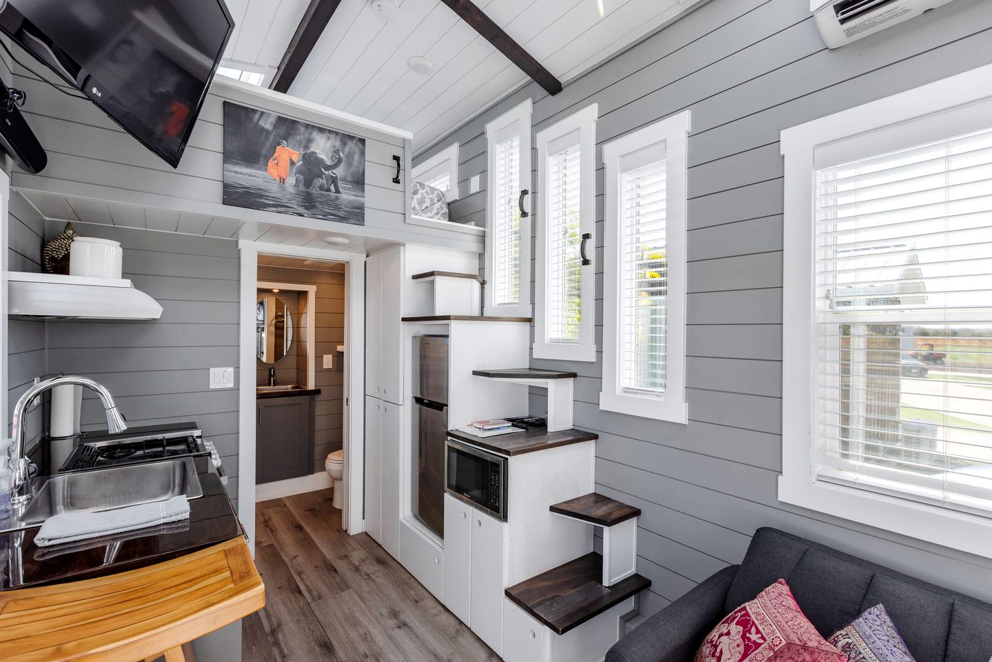 Apple Valley Oasis: Fully Equipped Modern Tiny House Escape