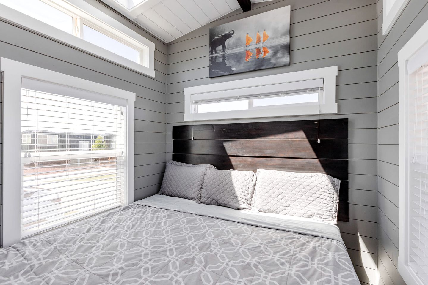 Apple Valley Oasis: Fully Equipped Modern Tiny House Escape