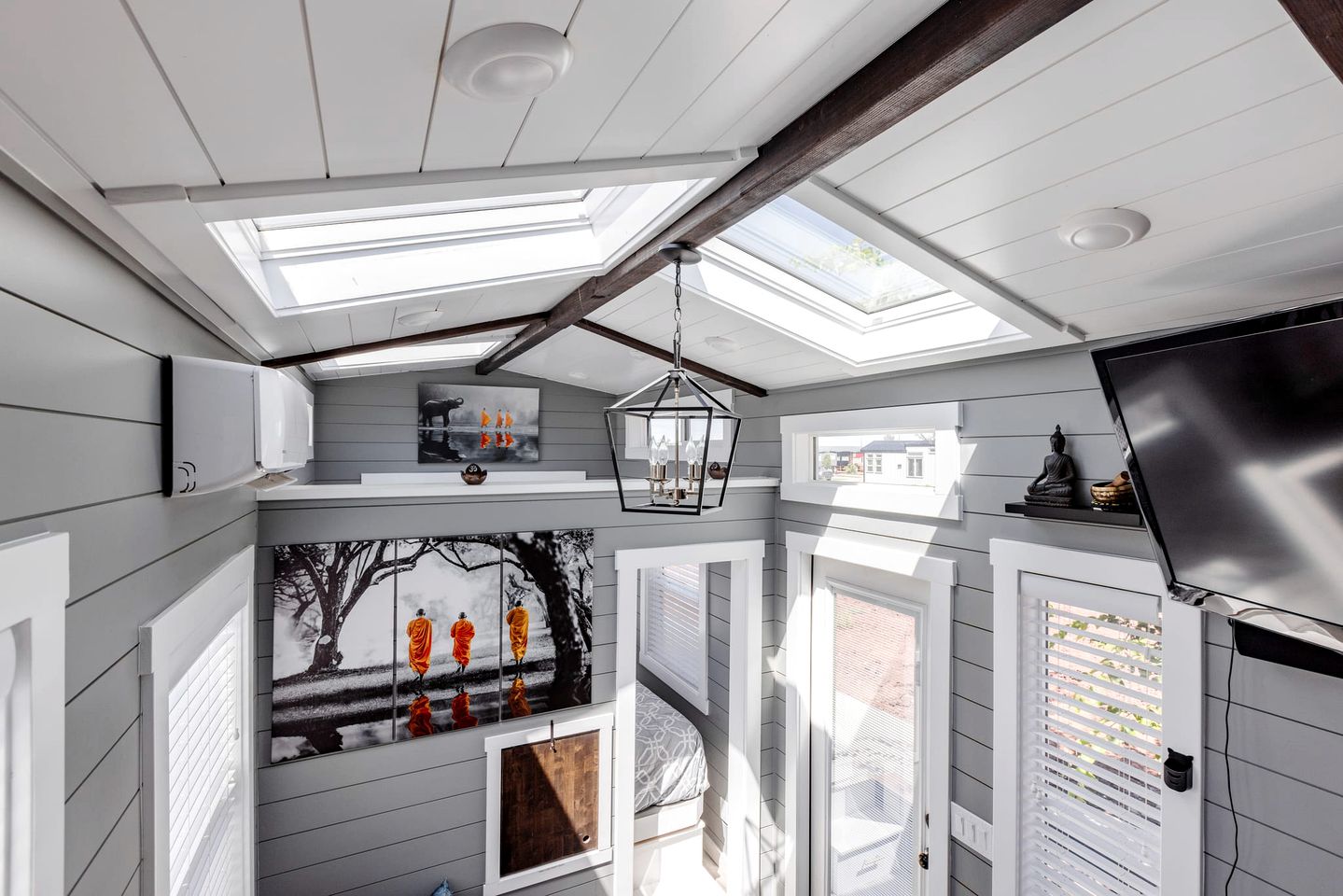 Apple Valley Oasis: Fully Equipped Modern Tiny House Escape