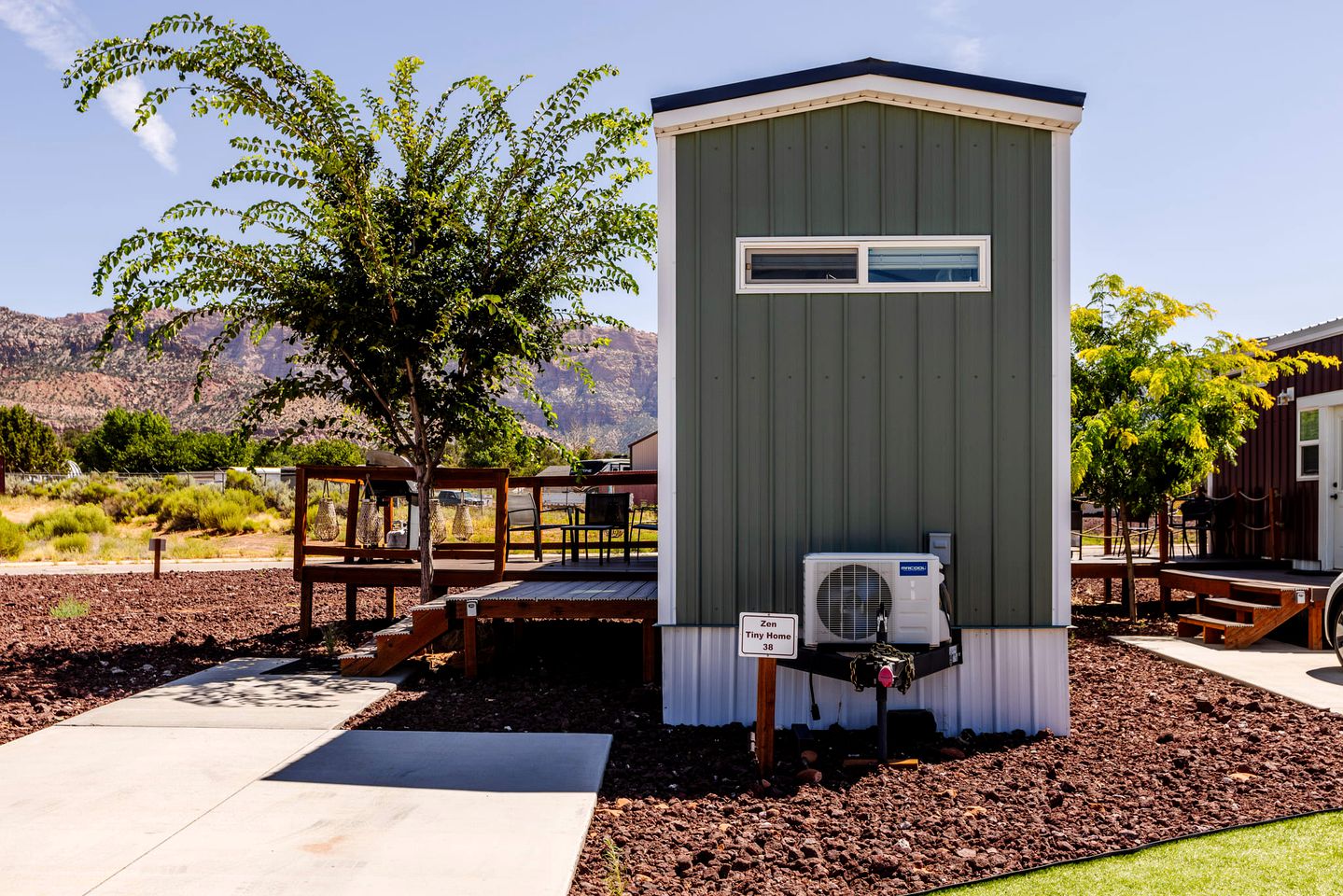 Apple Valley Oasis: Fully Equipped Modern Tiny House Escape