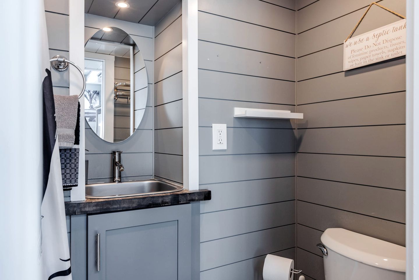Apple Valley Oasis: Fully Equipped Modern Tiny House Escape