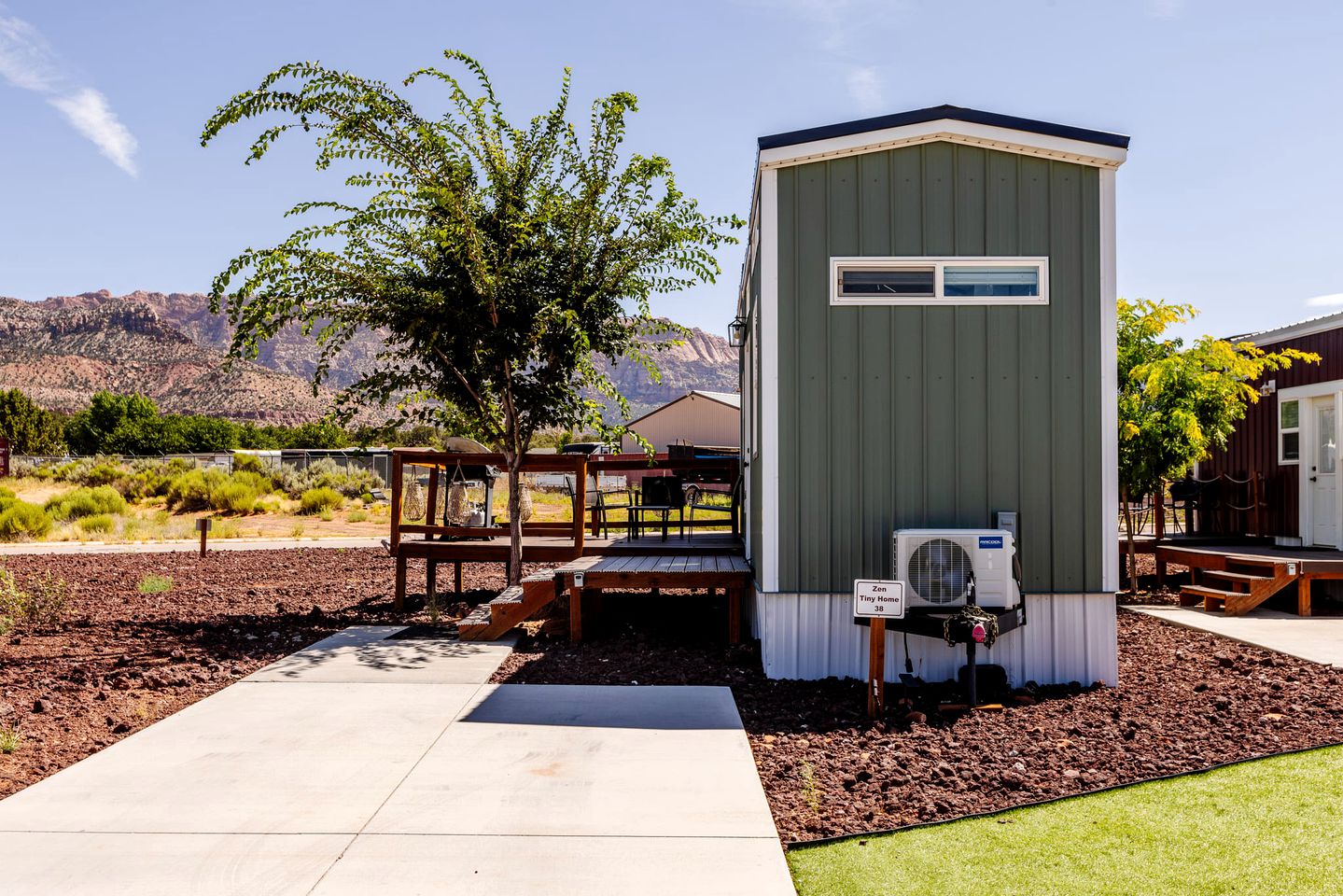 Apple Valley Oasis: Fully Equipped Modern Tiny House Escape