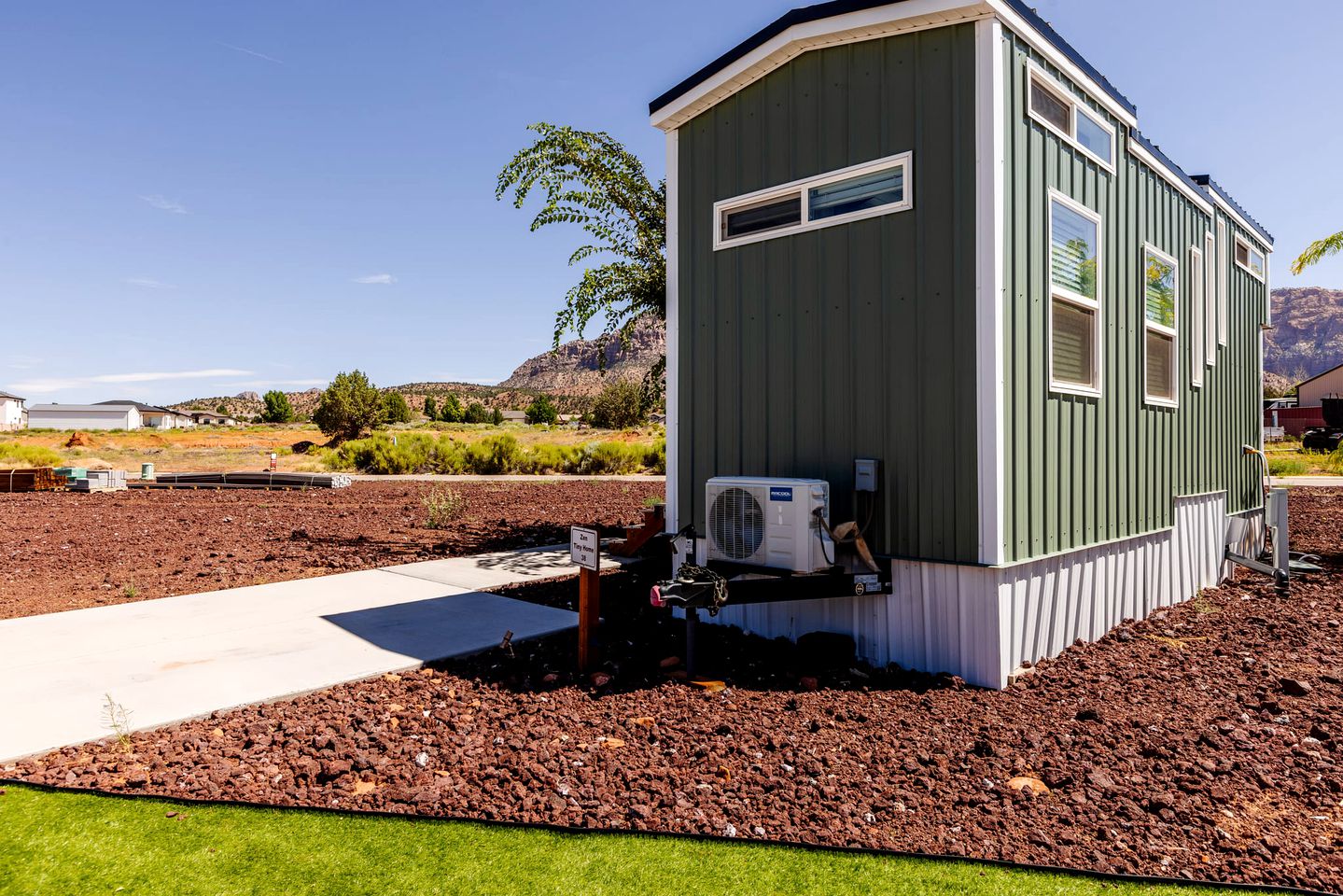 Apple Valley Oasis: Fully Equipped Modern Tiny House Escape