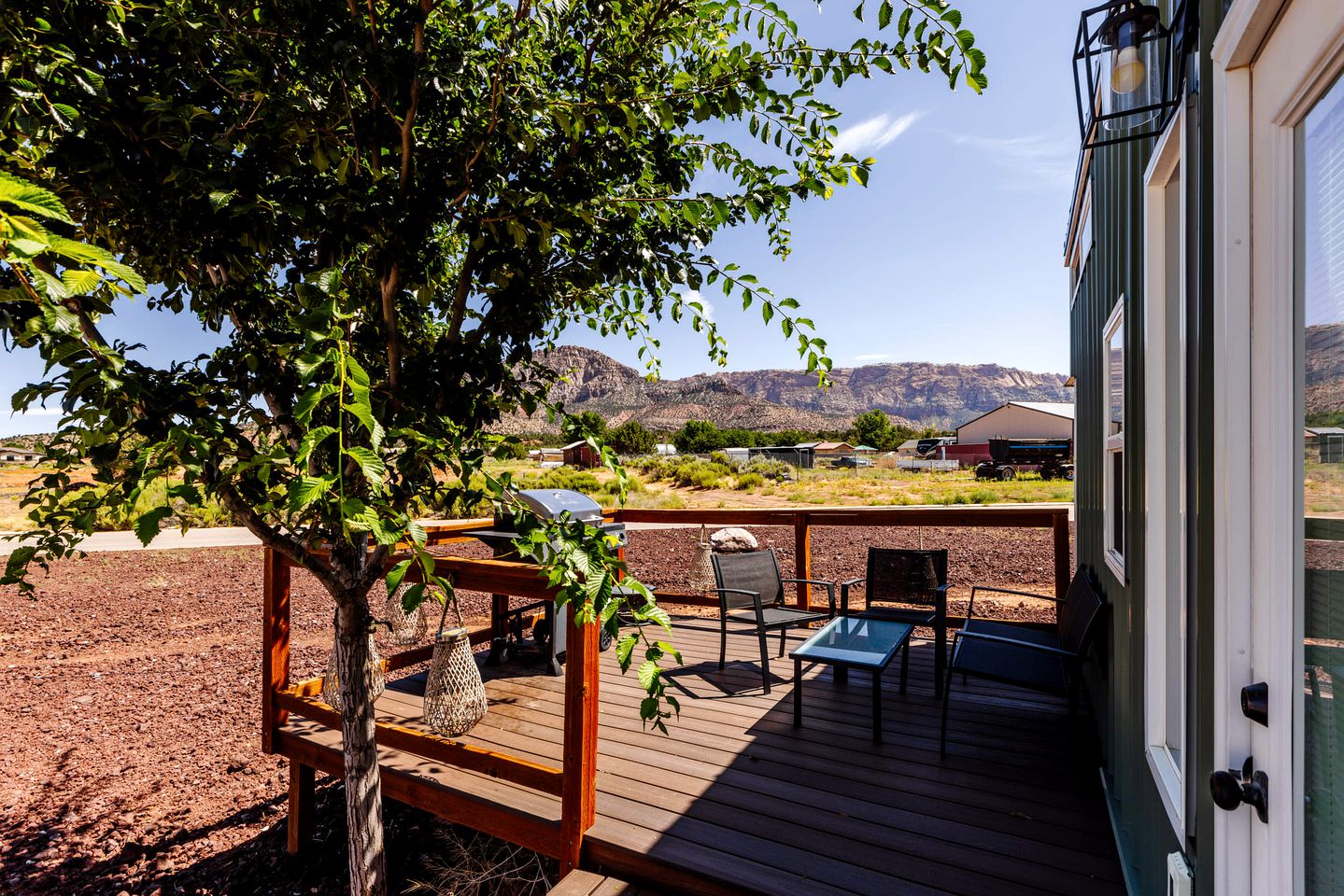 Apple Valley Oasis: Fully Equipped Modern Tiny House Escape