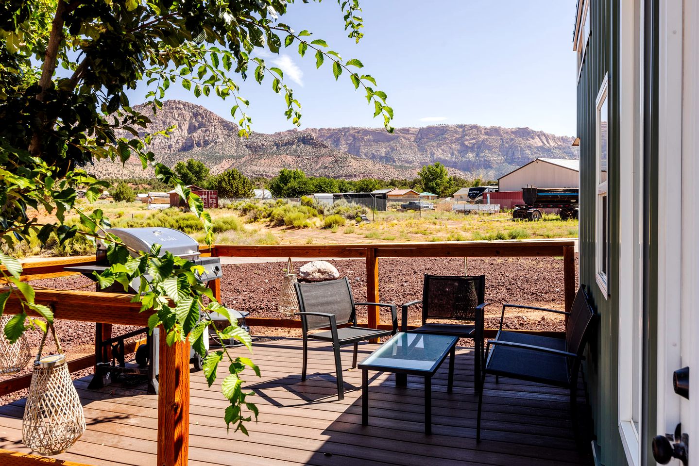 Apple Valley Oasis: Fully Equipped Modern Tiny House Escape