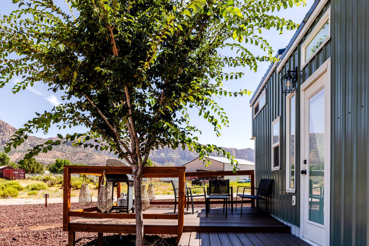 Apple Valley Oasis: Fully Equipped Modern Tiny House Escape