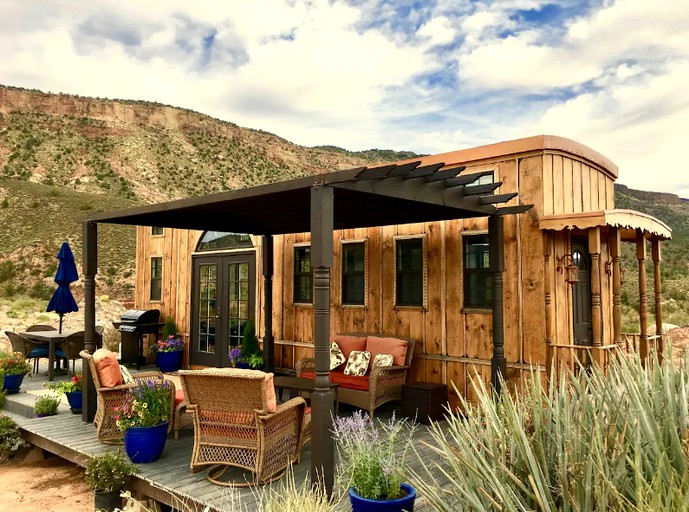 https://media.glampinghub.com/CACHE/images/accommodations/zions-tiny-oasis-the-ark-tiny-house-1562670446468/493ce888350ced1320a90bccda827177.jpg